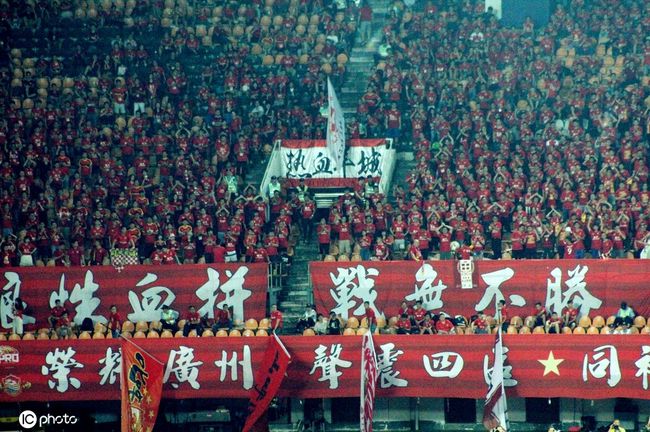 海报中主演巨石强森、凯文;哈特、杰克;布莱克、凯伦;吉兰四人所处的不同环境及手持的武器暗示了他们各自拥有的逆天技能